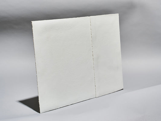 Zwei unglasierte weiße Porzellanfliesen der Serie Lightscape, nebeneinander aufgestellt, mit feiner, matter Oberfläche.

Two unglazed white porcelain tiles from the Lightscape series, standing side by side, featuring a fine, matte surface.