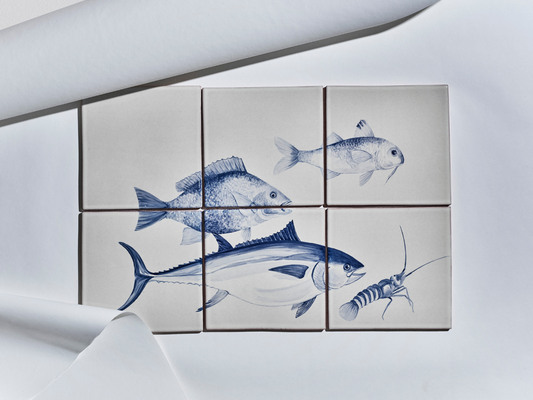 Sechsteiliges Fliesenbild mit handgemalten Meeresmotiven in Blau auf hellem Grund: Fische und ein Krebs.

Six-tile mural with hand-painted marine motifs in blue on a light background: fish and a crustacean.