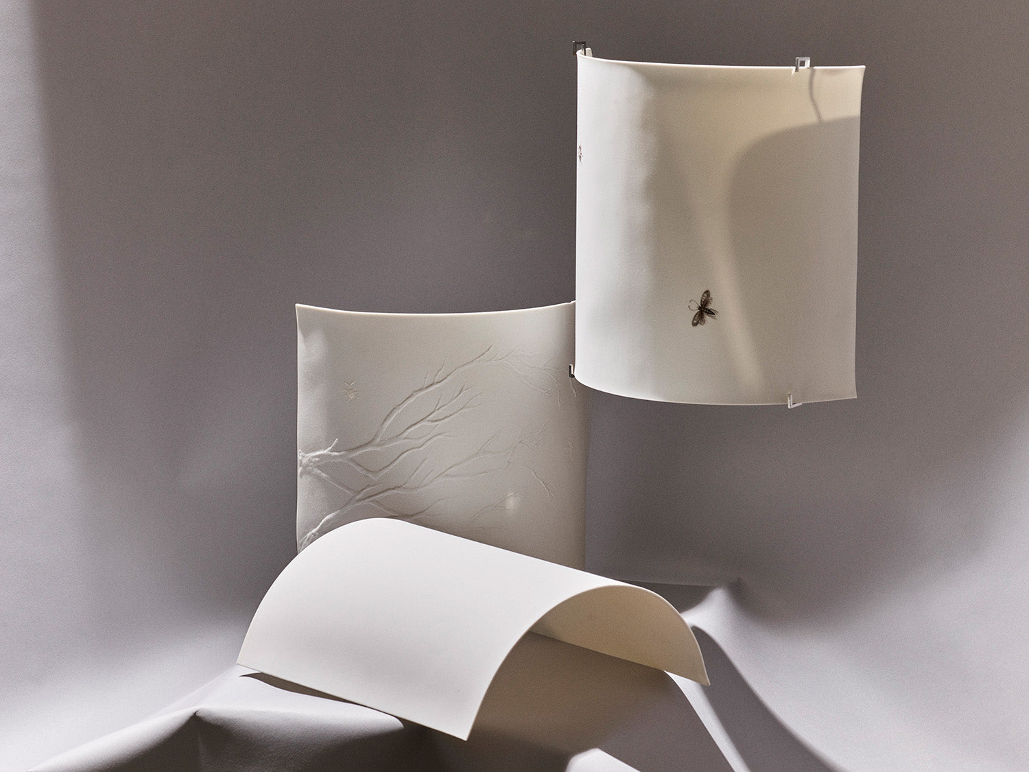 Komposition aus drei Luna-Wandleuchten: „Luna Relief“, „Luna Motive“ und „Luna Pure“ nebeneinander arrangiert.

Composition of three Luna wall lamps: “Luna Relief”, “Luna Motive”, and “Luna Pure” arranged together.
