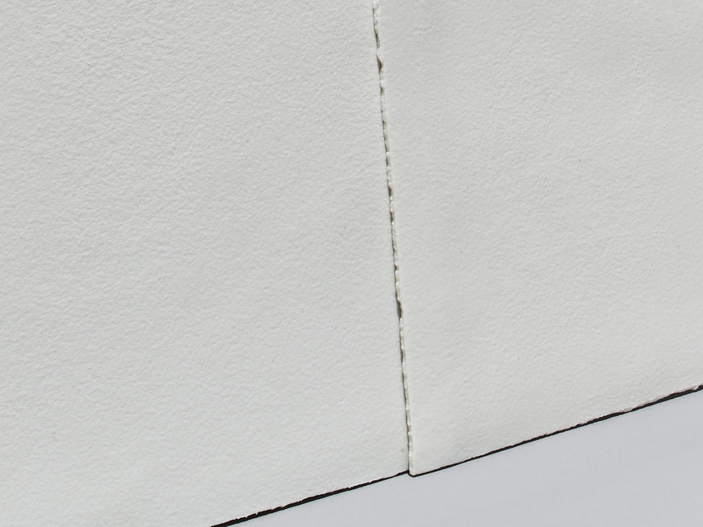 Detailaufnahme zweier unglasierter Porzellanfliesen mit matter, strukturierter Oberfläche und sichtbarem Fugenverlauf.

Detail view of two unglazed porcelain tiles with a matte, textured surface and a visible grout line.