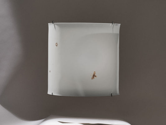 Wandleuchte „Luna Motive“ mit handgemalten Insektenmotiven, unbeleuchtet.

“Luna Motive” wall lamp with hand-painted insect motifs, unlit.